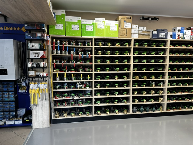 Regały z kształtkami i elementami instalacyjnymi w sklepie Hydrex24