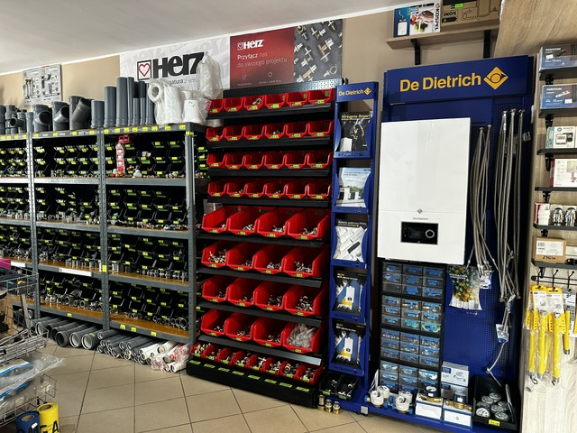 Regały z rurami, kształtkami i akcesoriami instalacyjnymi